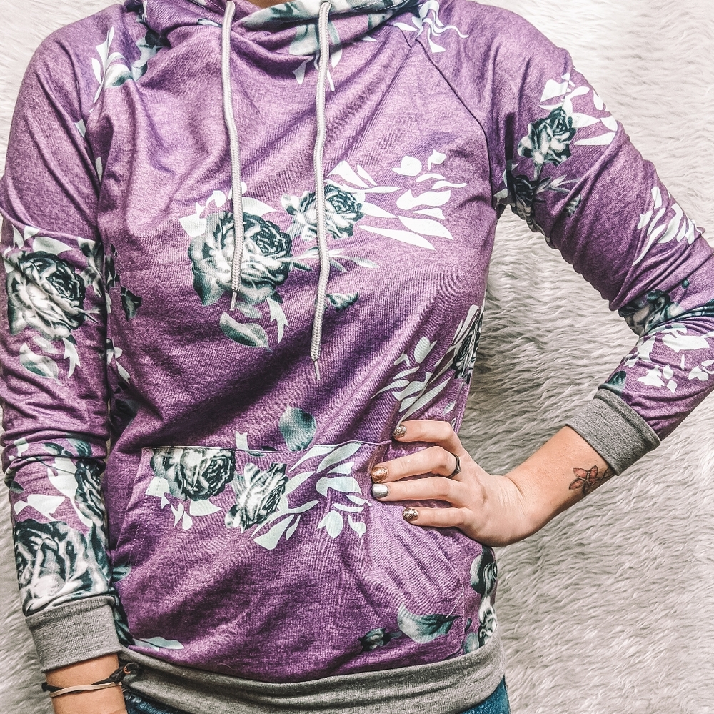 ☀️3/$15 Long sleeve Rose Sweatshirt--size small